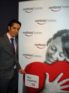 Patro Morales, junto a un cartel de Confortel