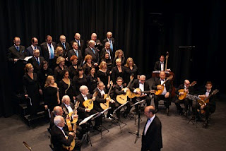 La Orquesta Rodríguez ALbert al completo acompañada por el Orfeón de Huelva
