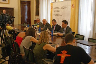 Aspecto general de la rueda de prensa de presentación del kit de votación en Granada