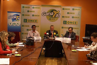 Imagen de la rueda de prensa de presentación en Sevilla con el delegado y el subdelegado territorial compareciendo ante los medios