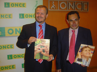 Patricio Cárceles y Ventura Pazos muestran un ejemplar de la Memoria a los medios de comunicación