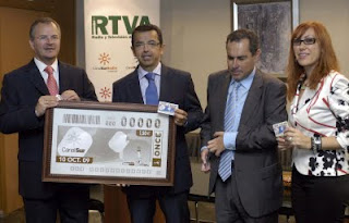 El delegado territorial y el director general de la RTVA con el subdelegado territorial y la presidenta del Consejo muestran el cupón a las cámaras de Canal Sur