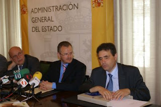El subdelegado del Gobierno en Granada y el delegado de la ONCE en Andalucía atienden las explicaciones del funcionamiento del kit de votación que realiza el director de la ONCE en Granada