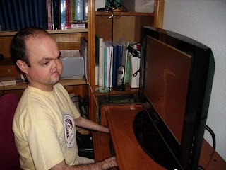 Primer plano de Rafael Cantos junto a su ordenador