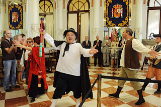 Imagen de la representación que realizó uno de los grupos que participó en la Bienal durante la recepción con el alcalde de Málaga, Francisco de la Torre, en el Salón de los Espejos del Ayuntamiento