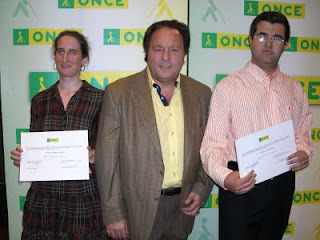 Fernando Rico junto a Ana Leonor y Raúl los dos nuevos licenciados cordobeses que muestran felices sus diplomas