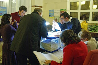 Imagen del inicio del recuento de votos en una de las mesas electorales ubicadas en la Delegación Territorial