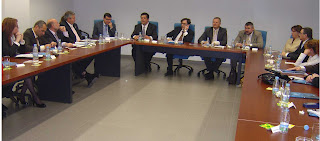 Aspecto general de la sala de juntas del CRE durante la reunión