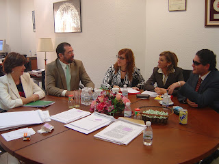 Un momento de la reunión del jurado escuchando la lectura de los relatos para decidir