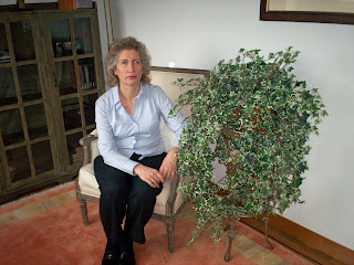 Reyes Lluch sentada en su terraza