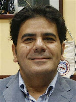 Primer plano sonriente de Gonzalo Rivas