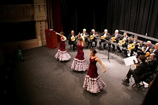 La Orquesta Rodríguez ALbert en un momento de su interpretación acompañados al baile por la agrupación de danza 'La Canela'