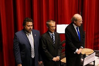 El director de la ONCE en Andalucía, Antonio Casado, junto a las autoridades asistentes al concierto
