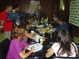 Los periodistas toman notas en la rueda de prensa de presentación de la Memoria en Cádiz