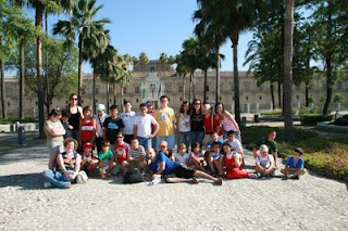 El grupo de Sevilla antes de partir hacia el campamento, a las puertas del Parlamento de Andalucía