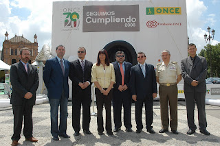 Posado de las autoridades que asistieron a la inauguración junto al enorme cubo que daba entrada a la exposición