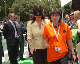 Micaela Navarro realiza el circuito de movilidad con el antifaz puesto