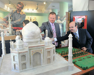 Gaspar Zarrías y Patricio Cárceles tocan la maqueta del mausoleo indio de Taj Mahal