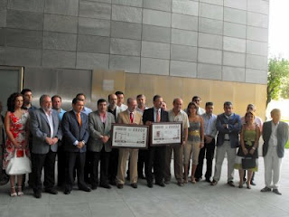 Los alcaldes sevillanos posan con el cupón de la ONCE en el patio de la Diputación