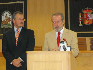Un momento de la intervención del presidente de la Diputación de Sevilla, junto al delegado territorial de la ONCE