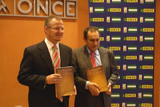 Patricio Cárceles y Ventura Pazos muestran a las cámaras sendos ejemplares de la Memoria de la ONCE 2008