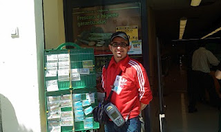 Sergio Miguel Cruz, junto a su puesto de venta, sonriente