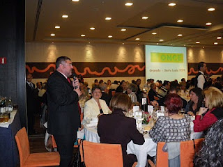 El director de la ONCE en Granada, Alberto Morillas, dirigiendose a los asistentes en el almuerzo