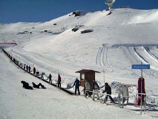 Grupo de afiliados en fila subiendo por una de las pistas