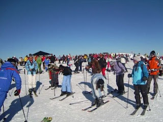 Grupo de afiliados preparandose para el descenso