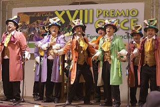 Actuación de los ganadores, la comparsa Medio Siglo