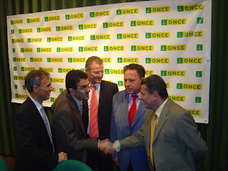 El vicepresidente del Consejo General, Andrés Ramos, saluda al subdelegado del Gobierno en Córdoba