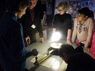Los niños asistentes al Museo Principia de la Ciencia rodeando al monitor de una de las actividades sobre el sistema solar