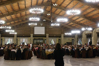 Salón y asistentes a la comida de Santa Lucía celebrada en la Hacienda Martín de Monte Liro, en Dos Hermanas (Sevilla)