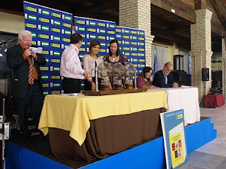 Un momento durante el sorteo tradiconal de premios