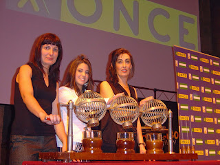 Mónica, Isabel y Mila fueron las encargadas de repartir la suerte en el sorteo de regalos de Sevilla