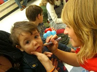Imagen feliz de un niño mientras le pintan en la fiesta infantil de la DT