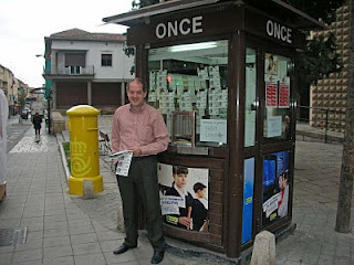 José Manuel Sedano, sonriente, junto a su kiosco