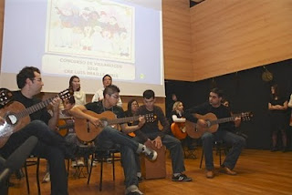 Grupo del taller de guitarra sobre el escenario interpretando su villancico