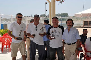 Los ganadores del segundo premio al rancho mayor posando con su trofeo