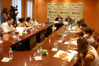 Imagen de la Sala de Juntas durante el desarrollo de la rueda de prensa a la que asistieron numerosos medios de comunicación de Sevilla