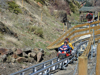Dos afiliados se arriesgan a bajar por el trineo ruso