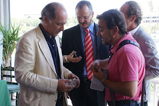 Soto comprando varios cupones a un vendedor de la ONCE