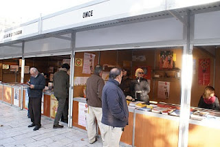 Imagen del stand informativo de la ONCE instalado en Plaza Nueva en Sevilla