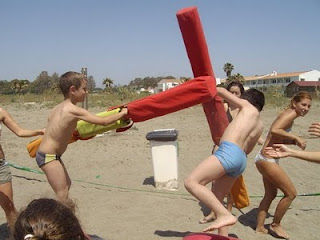 Los niños jugando sobre la arena con los materiales del Surf