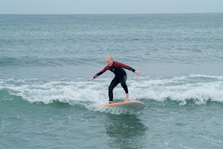 Uno de los participantes sobre la tabla manteniendo el equilibrio