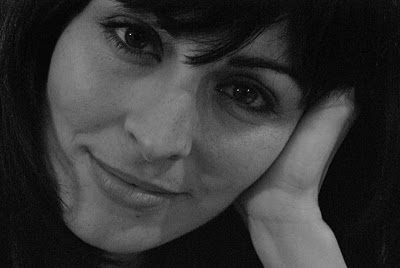 Imagen en blanco y negro de un primer plano de Susana Córdoba, actriz de Arrayán y voluntaria de la ONCE