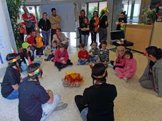 Los más pequeños, disfrazados de indios, se sitúan alrededor de una hoguera ficticia para jugar entre ellos