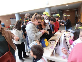 Varios jóenes disfrutan en el taller de pulseras realizando sus propios diseños