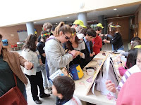 Los jóvenes disfrutan en el taller de pulseras realizando sus propios diseños