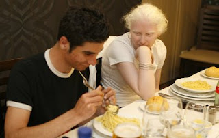 Uno de los participantes comiendo spagheti al modelo italiano